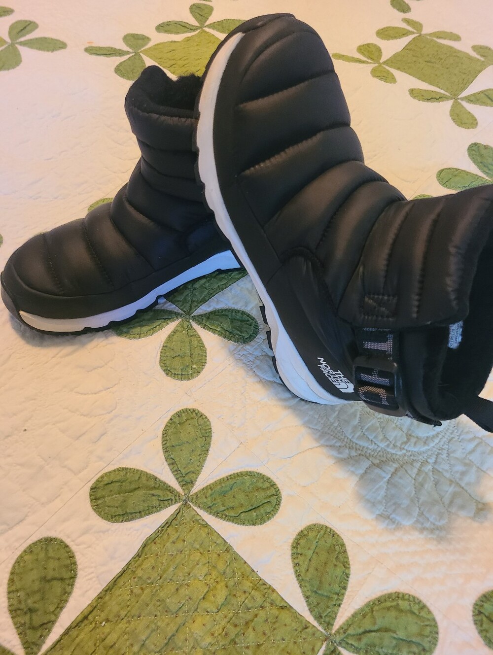 The North Face Womens Black Puffer Slip-On Winter Boots Size 9
